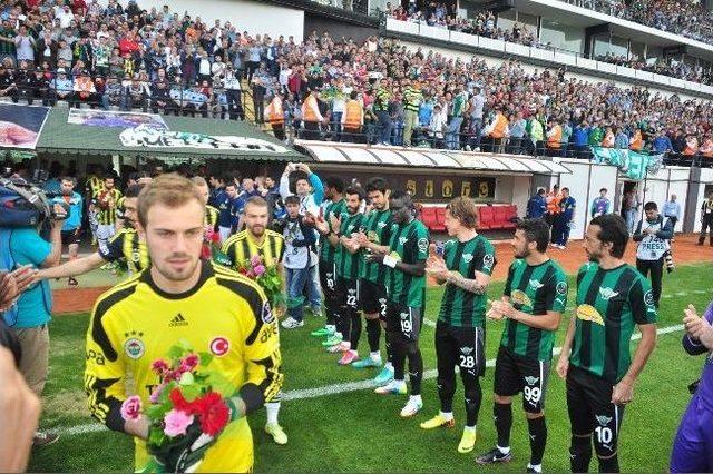 Akhisar Belediyespor, Fenerbah&ccedil;eli Futbolcuları Ma&ccedil; &Ouml;ncesinde Alkışladı 2