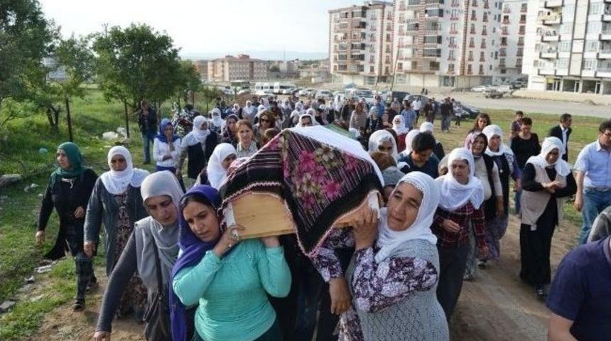 İstanbul'da Eşi Tarafından &Ouml;ld&uuml;r&uuml;len Kadın, Batman'da Toprağa Verildi