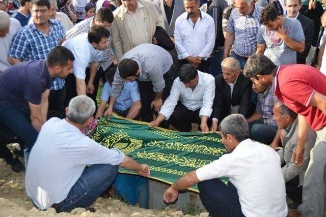 İstanbul'da Eşi Tarafından Öldürülen Kadın, Batman'da Toprağa Verildi