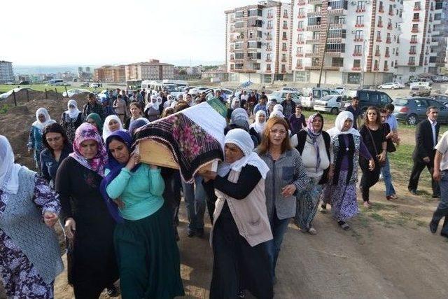 İstanbul'da Eşi Tarafından Öldürülen Kadın, Batman'da Toprağa Verildi