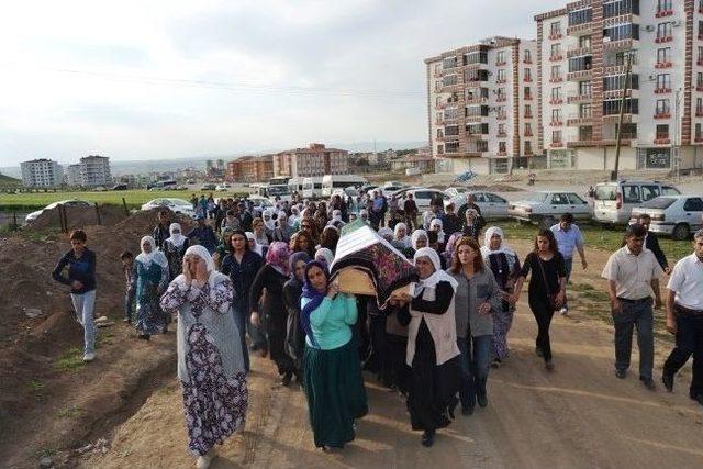 İstanbul'da Eşi Tarafından Öldürülen Kadın, Batman'da Toprağa Verildi