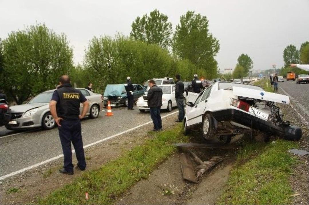 D&uuml;ğ&uuml;n Konvoyunda Zincirleme Kaza: 9 Yaralı