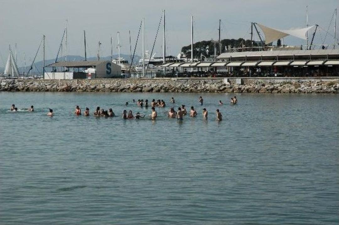 Kuşadası&rsquo;nda Hafta Sonu Plaj Keyfi