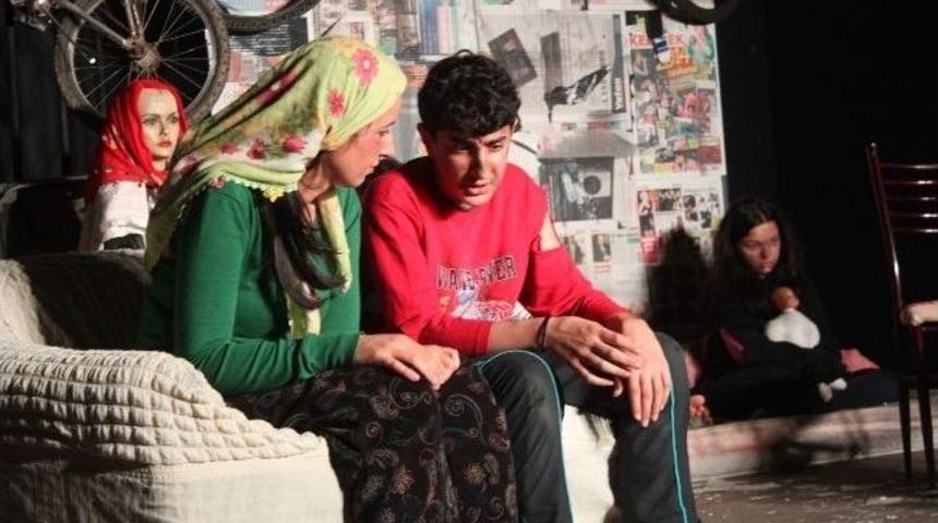 &ldquo;sokaktaki G&ouml;lgeler&rdquo; Kumru&rsquo;da Sahnelendi