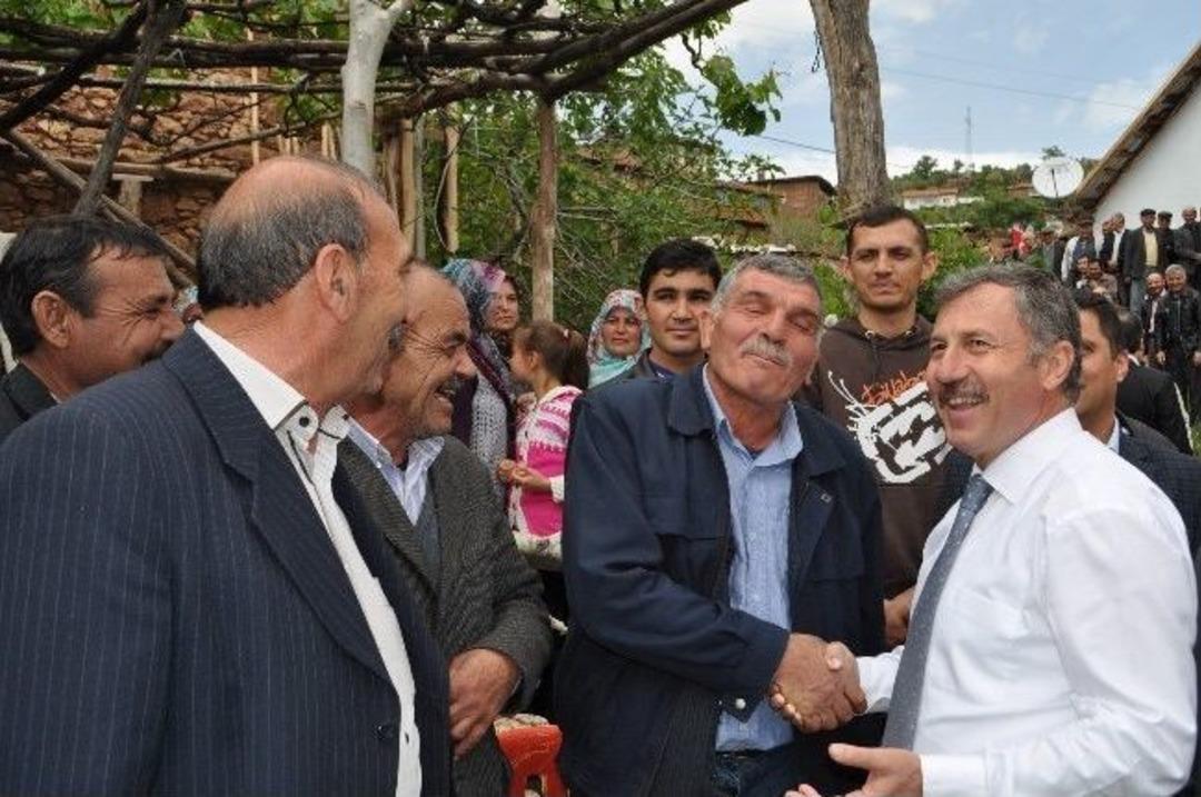 Demirci&rsquo;de Evi Yanan Aileye Ve Engelli Vatandaşa Sıcak Yuva
