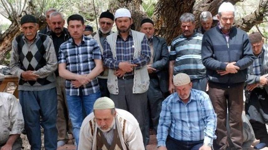 G&uuml;r&uuml;n'de Vatandaşlar Yağmur Duasına &Ccedil;ıktı