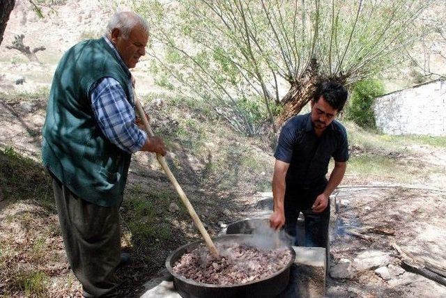 G&uuml;r&uuml;n de Vatandaşlar Yağmur Duasına &Ccedil;ıktı 1