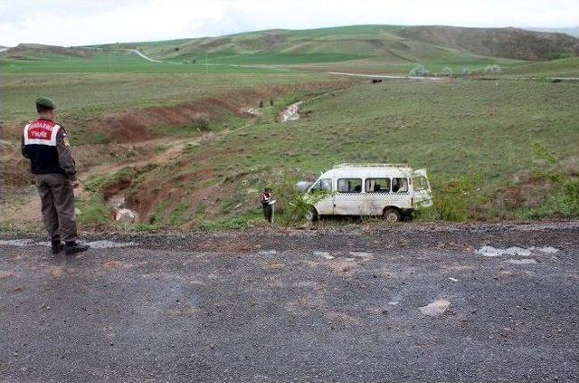 Çankırı'da Yolcu Minibüsü Kaza Yaptı: 9 Yaralı