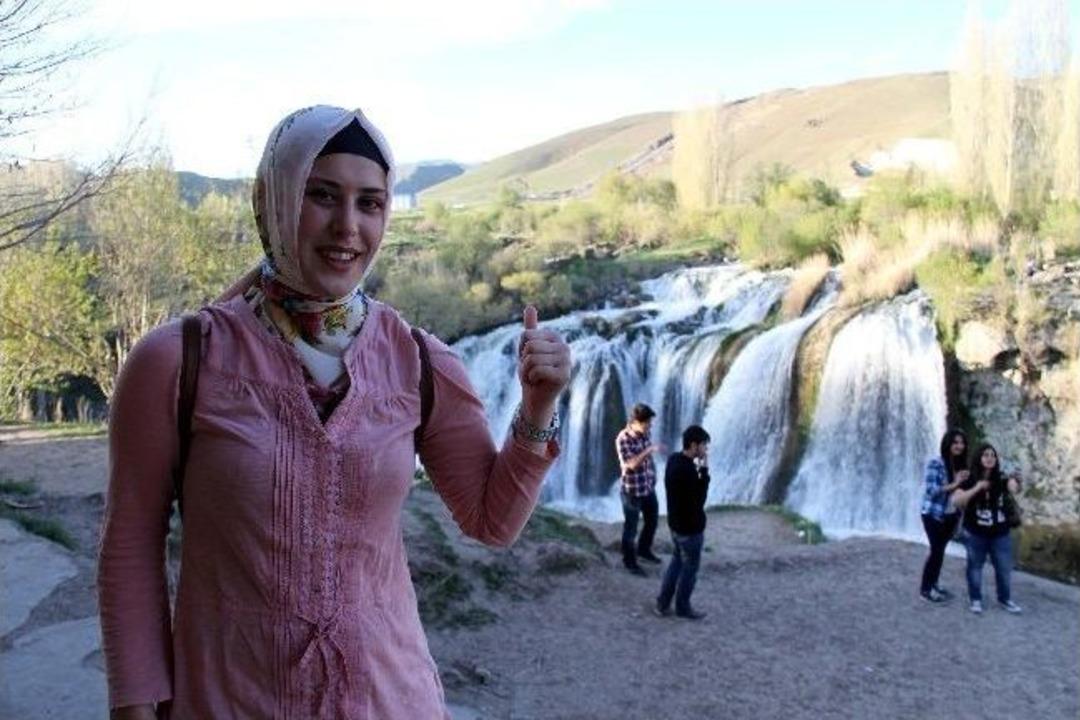 Muradiye Şelalesi&rsquo;ne Turist Akını