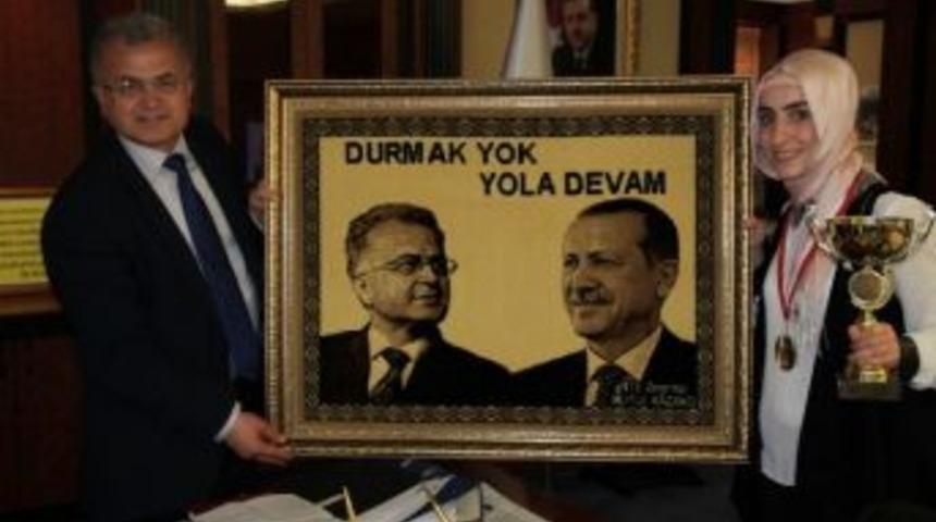 T&uuml;rkiye Birincisinden Başkana Tablo Halı