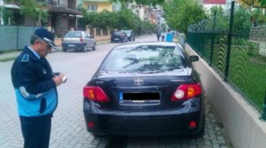 Kaldırıma Park Edenlere &Ouml;nce Uyarı Sonra Ceza
