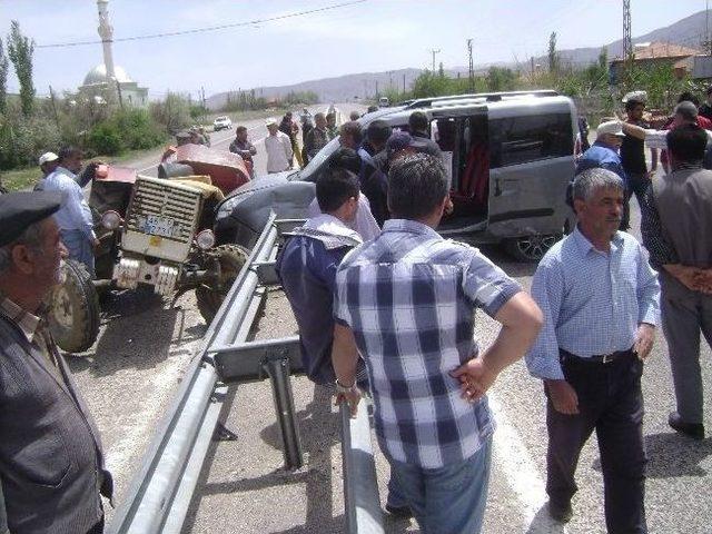 Engelli Öğrencileri Taşıyan Araç Traktörle Çarpıştı: 9 Yaralı