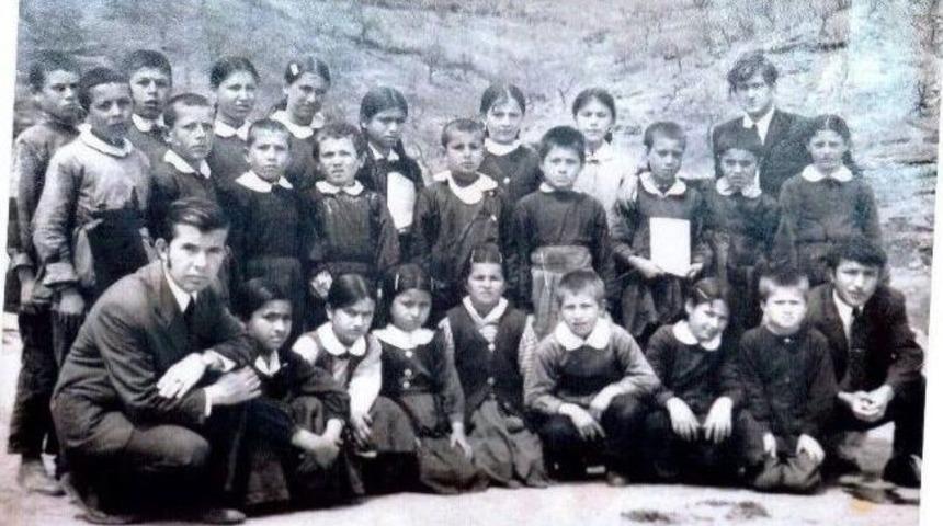 48 Yıl Sonra &Ouml;ğretmenlerini Arkadaşlarıyla Buluşturdu