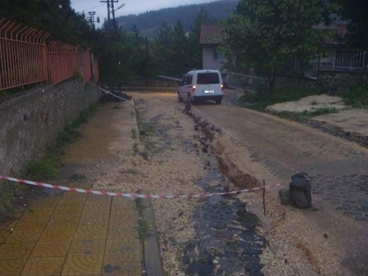 Bilecik'te Sağanak Yağmur Yolları Tahrip Etti