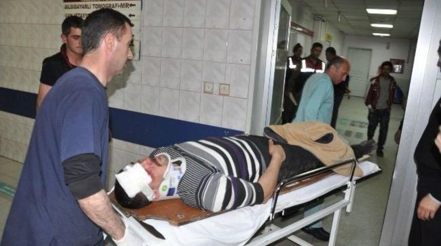 Otomobil Direğe &Ccedil;arptı: 4 Yaralı