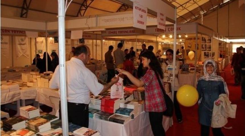 &Ccedil;arşamba Kitap Fuarı&rsquo;na Yoğun İlgi