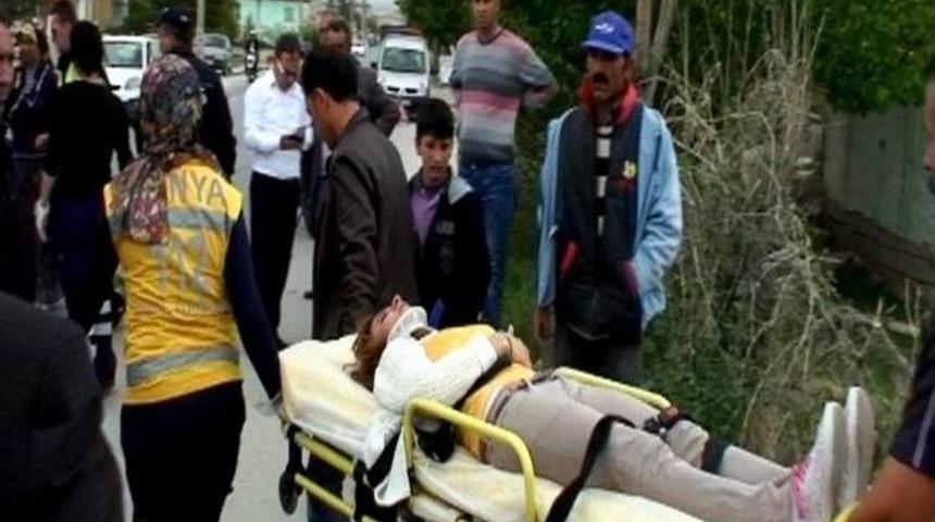 Yolcu Minib&uuml;s&uuml;yle Otomobil &Ccedil;arpıştı: 4 Yaralı