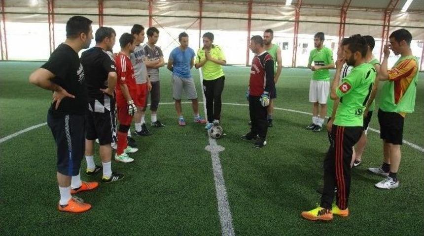 Y&uuml;ksekova'da Kurumlar Arası Futbol Turnuvası