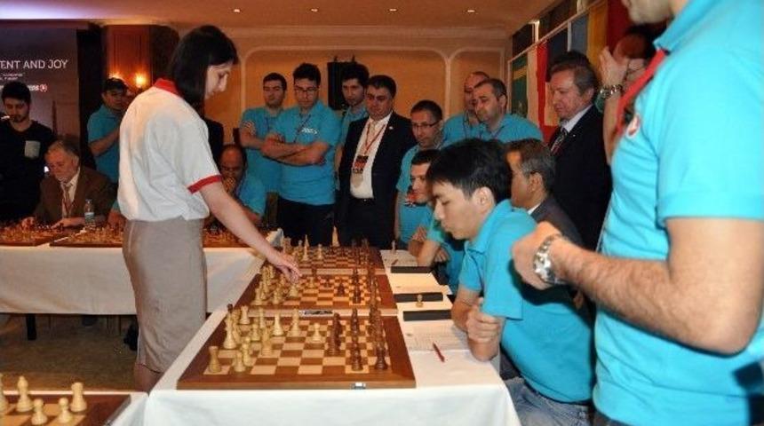 Satran&ccedil; Masasında Aynı Anda 9 Kişiyle Yarıştı