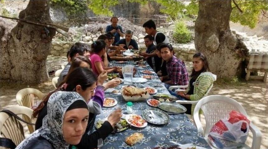 Bozyazı'da &Ouml;ğrenciler Streslerini Atmak İ&ccedil;in Piknik D&uuml;zenledi