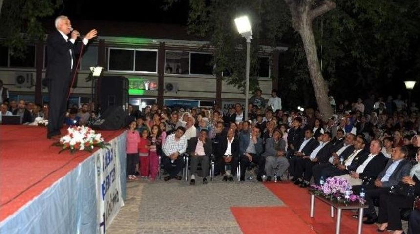 Nihat Hatipoğlu G&ouml;lbaşı İl&ccedil;esinde Konferans Verdi