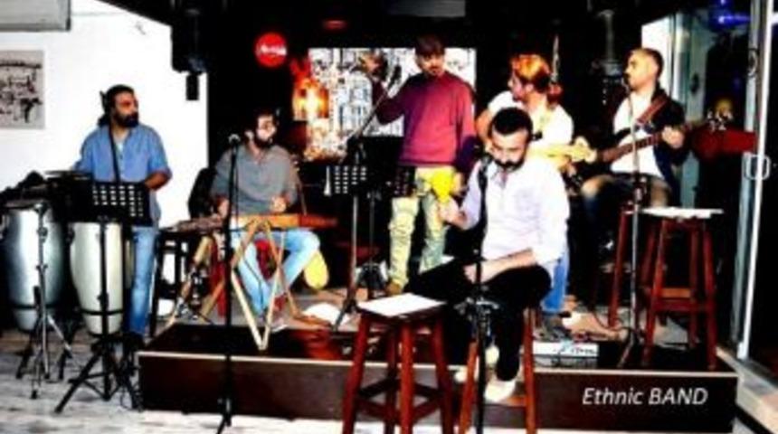 Muhabbet Diliyle Sahne Alıyorlar