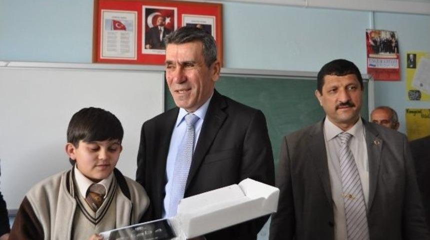 Demirci&rsquo;de &Ouml;ğretmen Ve &Ouml;ğrencilere Tablet Bilgisayar Dağıtıldı