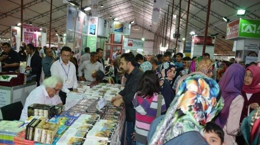 Malatya'da Kitap Fuarı&rsquo;nı 310 Bin 413 Kişi Ziyaret Etti