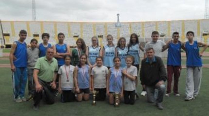 Karşıyaka Evin Leblebicioğlu Ortaokulu Atletizmde İzmir'i Temsil Edecek