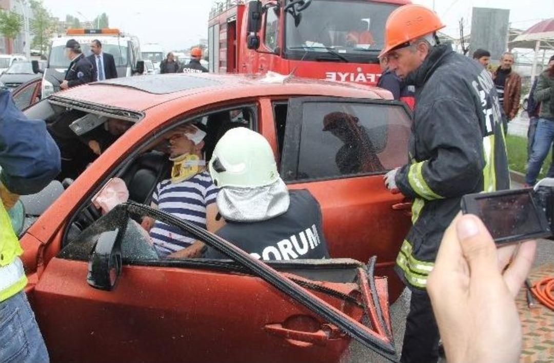 &Ccedil;orum'da Trafik Kazası: 4 Yaralı