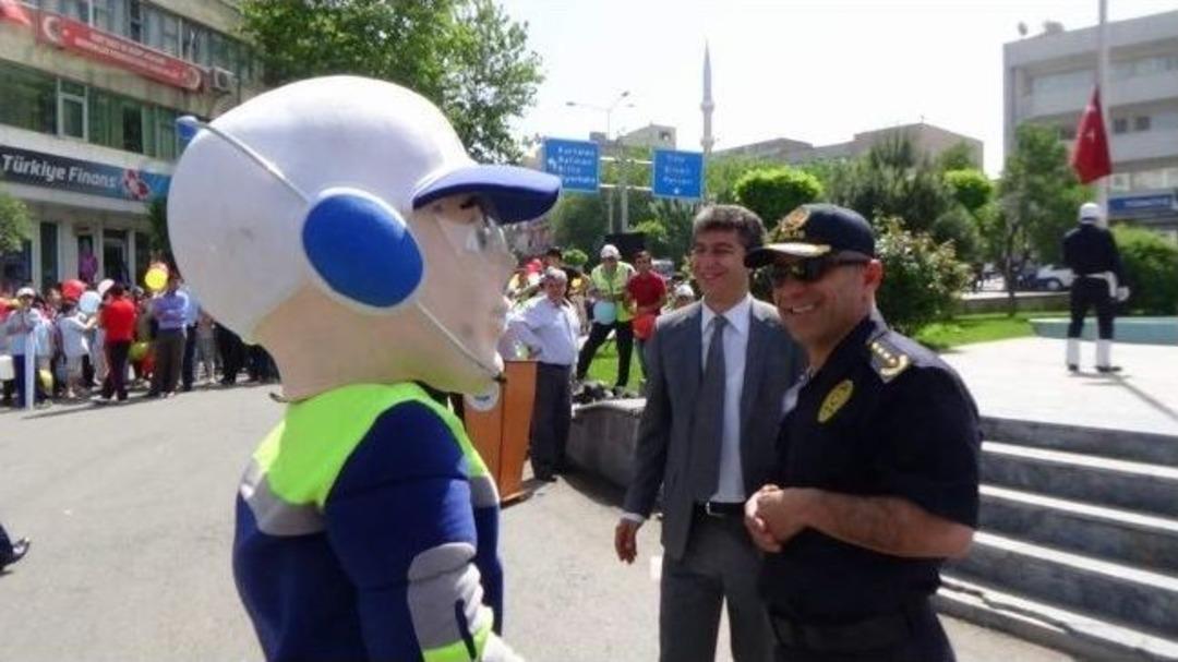 Trafik Sevgi Y&uuml;r&uuml;y&uuml;ş&uuml; D&uuml;zenlendi