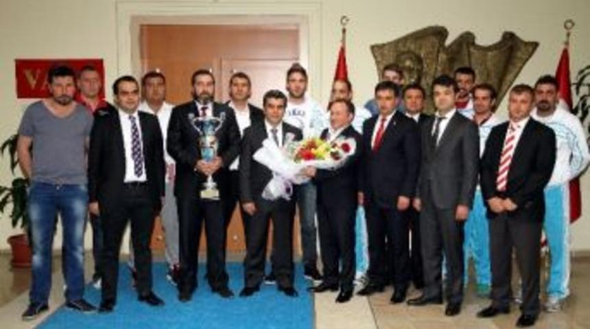 Rainbov Spor Kul&uuml;b&uuml;nden Vali Orhan D&uuml;zg&uuml;n&rsquo;e Ziyaret