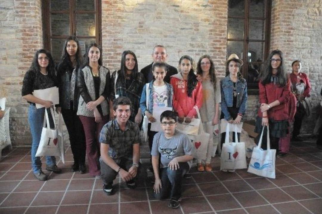 Kuşadası'nda Liseler Resim &Ccedil;alıştayında Yarıştı