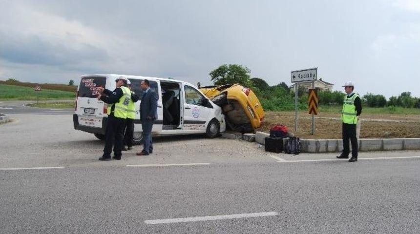 Ticari Otomobil İle Yolcu Minib&uuml;s&uuml; &Ccedil;arpıştı: 1'i &Ccedil;ocuk 5 Yaralı