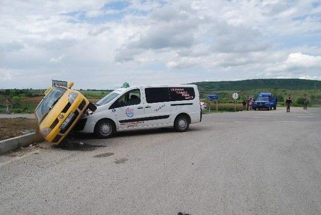 Ticari Otomobil İle Yolcu Minibüsü Çarpıştı: 1'i Çocuk 5 Yaralı