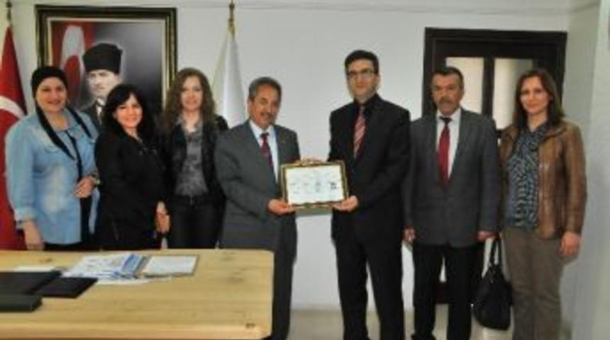 Başkan Akkaya&rsquo;ya Mezuniyet Belgesi S&uuml;rprizi