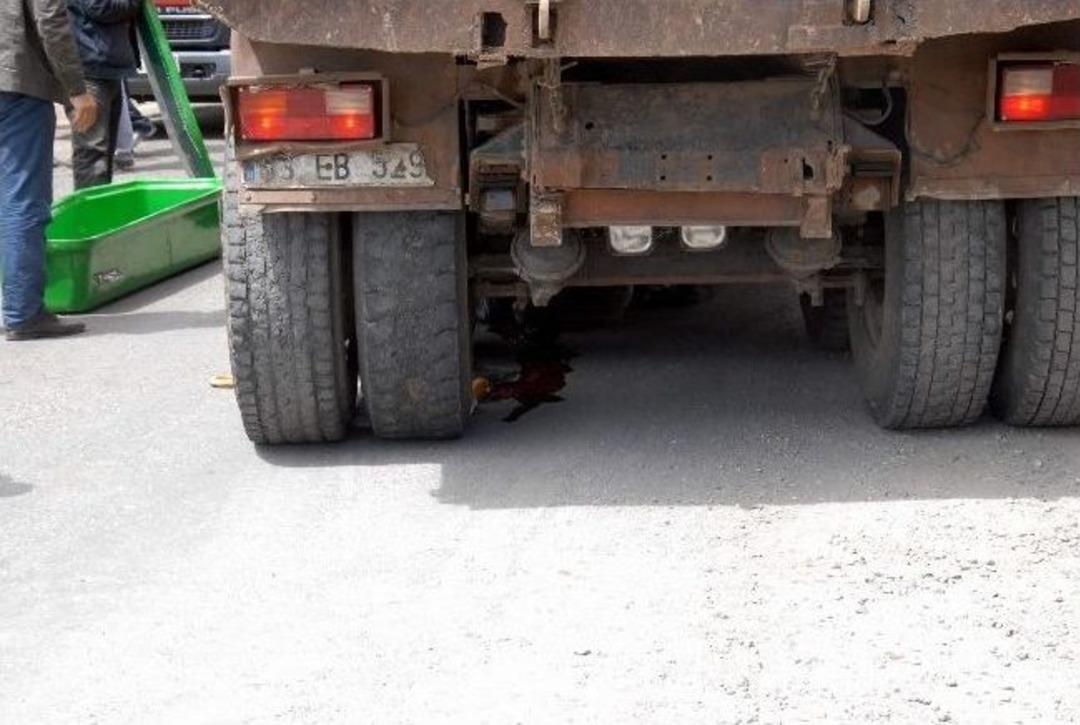 Kamyon Altında Kalan Yaşlı Adam Hayatını Kaybetti