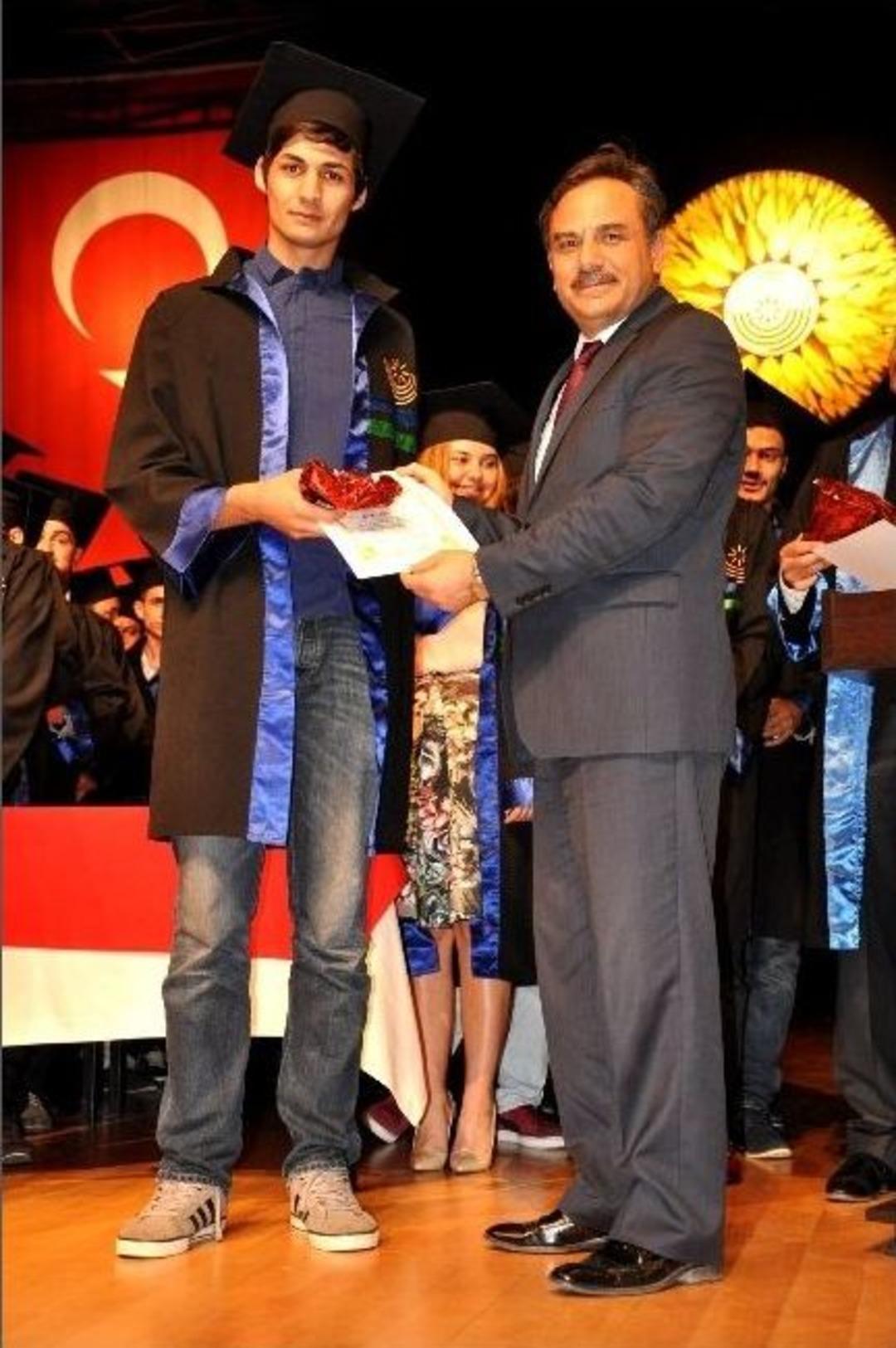 Aib&uuml;&rsquo;de Mezuniyet T&ouml;renleri Coşkuyla Başladı