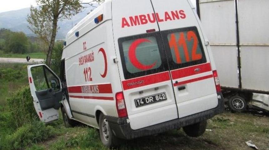 Bolu&rsquo;da Ambulans İle Otomobil &Ccedil;arpıştı: 2 Yaralı