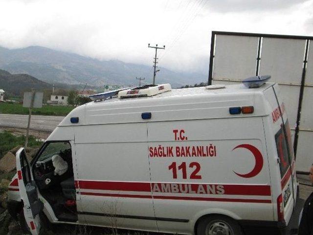 Bolu’da Ambulans İle Otomobil Çarpıştı: 2 Yaralı