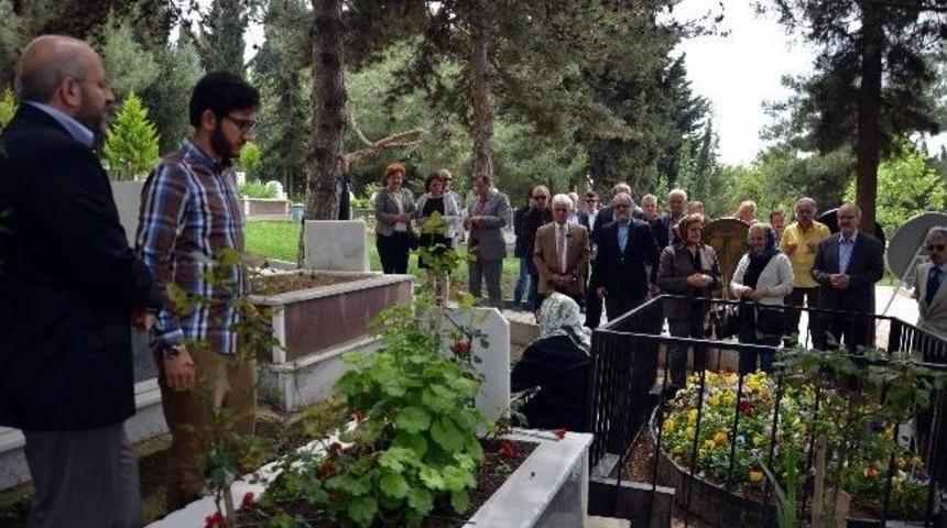 Bursaspor&rsquo;un Kurucu &Uuml;yelerinden Duayen Gazeteci Akg&uuml;n Merazı Başında Anıldı