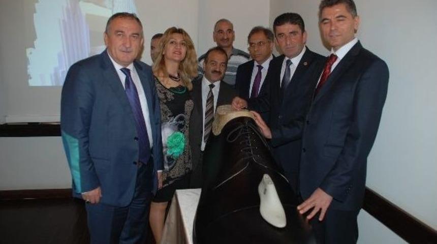 Bir Bu&ccedil;uk Ayda 222 Numara Ayakkabı Yaptı