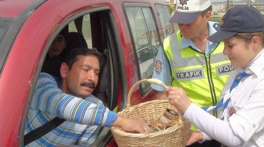&Ccedil;orum'da &Ouml;ğrencilerden S&uuml;r&uuml;c&uuml;lere Leblebili Uyarı