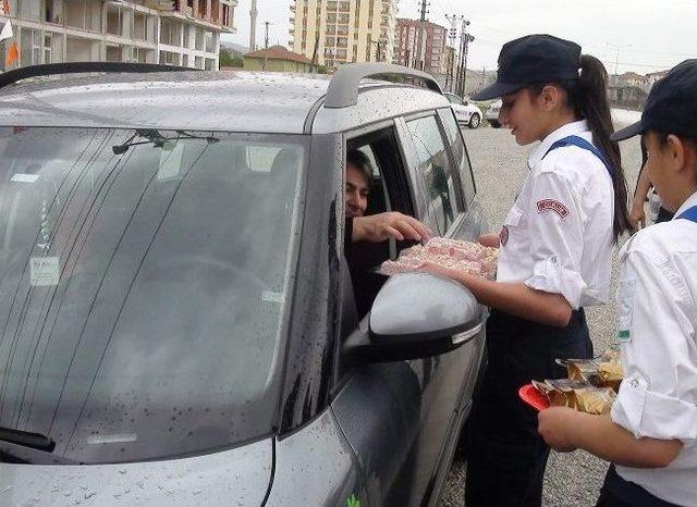 Çorum'da Öğrencilerden Sürücülere Leblebili Uyarı