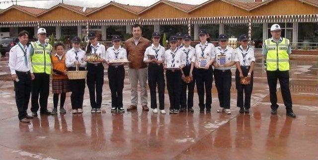 Çorum'da Öğrencilerden Sürücülere Leblebili Uyarı