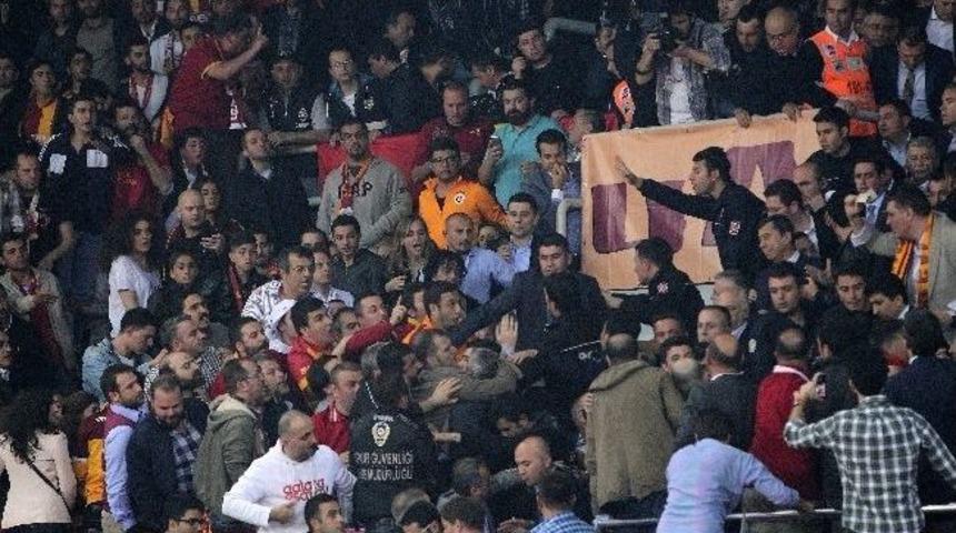 Derbi Ma&ccedil;ta Mahmut Uslu'ya Yumruklu Saldırı