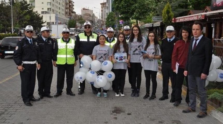 &Ouml;ğrencilerden Ara&ccedil; S&uuml;r&uuml;c&uuml;lerine Emniyet Kemeri Ve Cep Telefonu Uyarısı