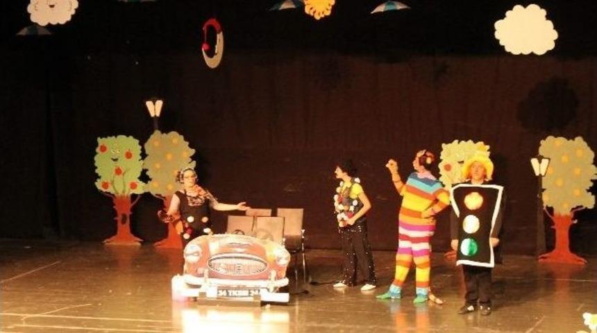 Elazığ'da 'haylaz Kedi Trafikte' Adlı Oyun Sahnelendi