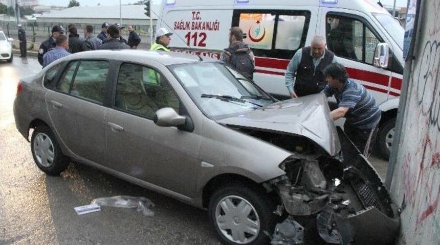 Otomobil Duvara &Ccedil;arptı: 2 Yaralı