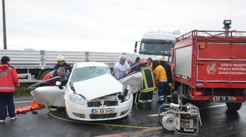 Otomobil İle Tır &Ccedil;arpıştı: 2 Yaralı